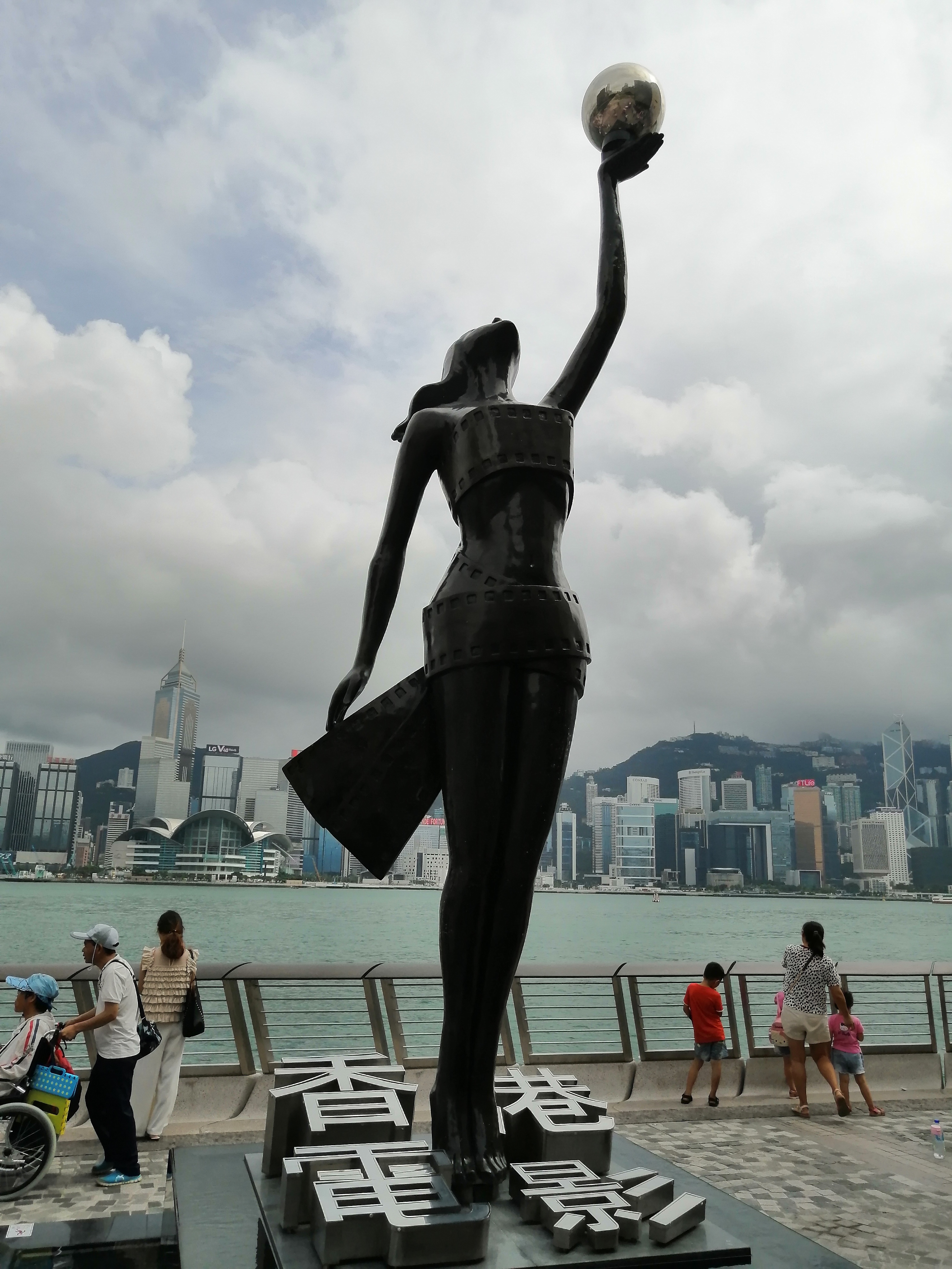 七月初香港游初印象-钓鱼的老人、性感的西方女游客、绘画的小孩