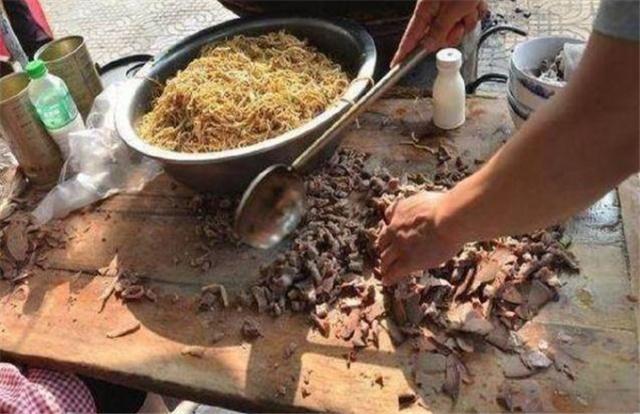 80后夫妻街边摆摊卖“大锅菜”，10元1碗，2年就买上了1套房子