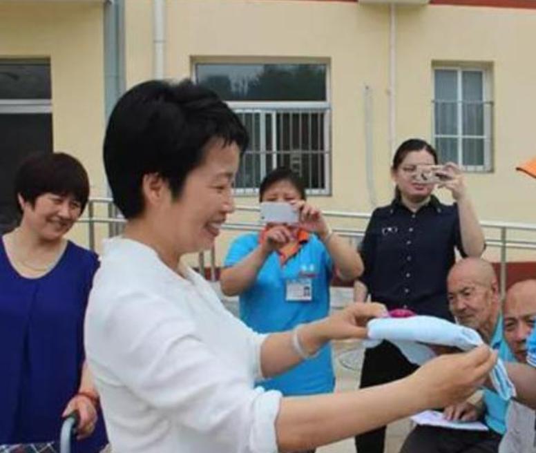 从央视主持人，到23年只饰演周总理夫人，黄薇因4次意外改变命运