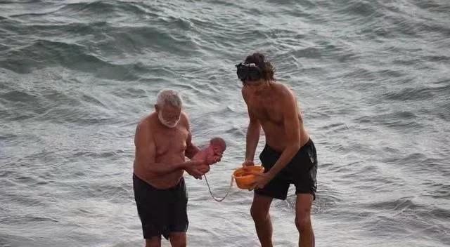 “最强产妇走红，下海游个泳顺便把娃生了，网友：公公接生？