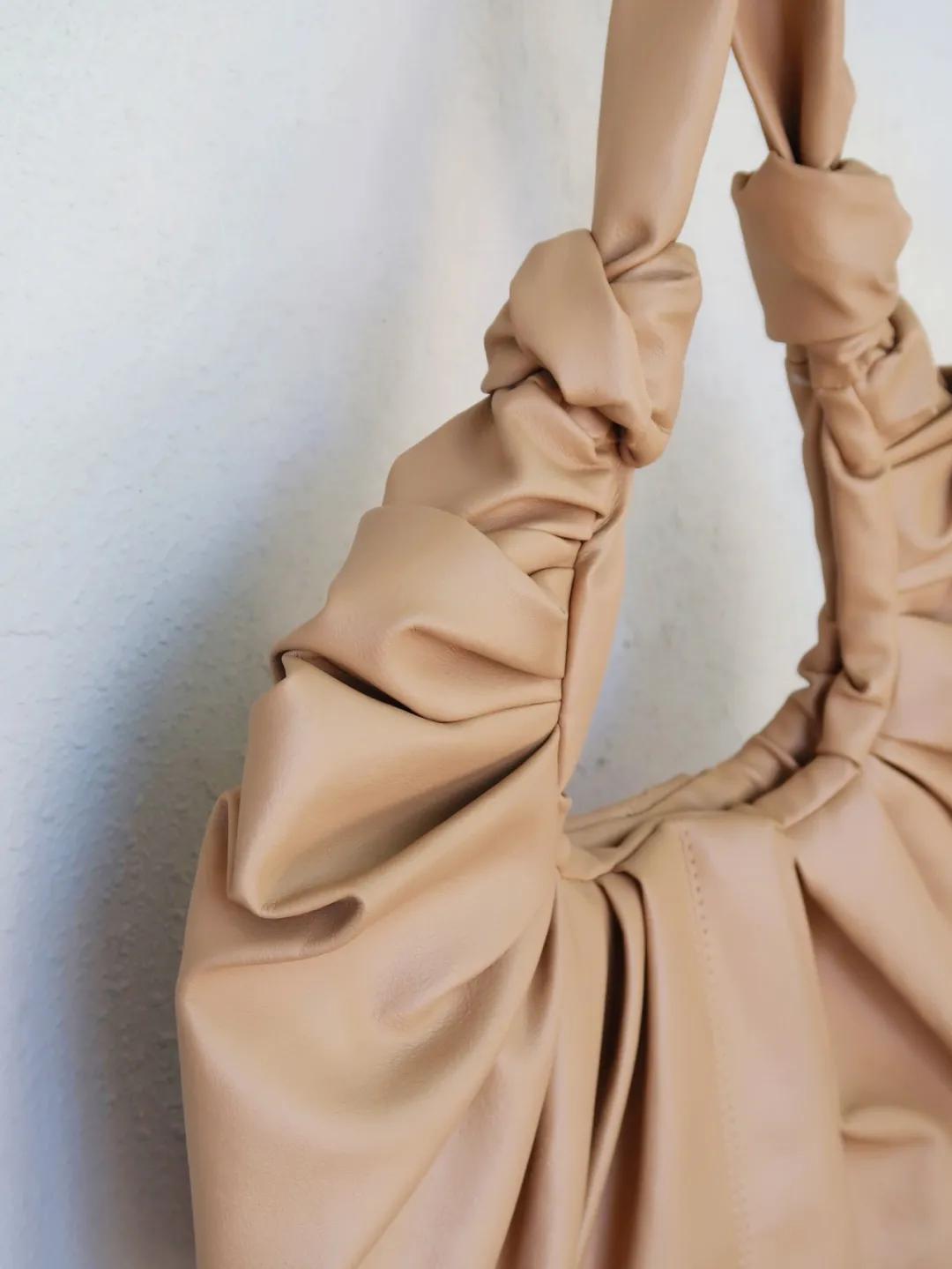 买了一大堆便宜包包,买了一个包回来发现包里有钱