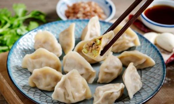 冻饺子是冷水蒸还是开水蒸几分钟,商用煮冻饺子放凉不烂不粘的诀窍