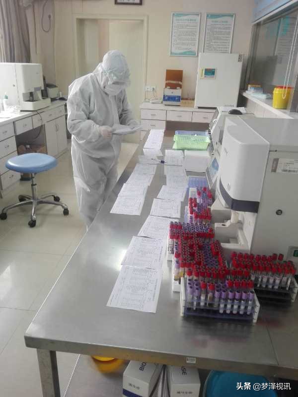 老爹支持儿子为抗日做贡献,父亲带领下全家参与抗疫