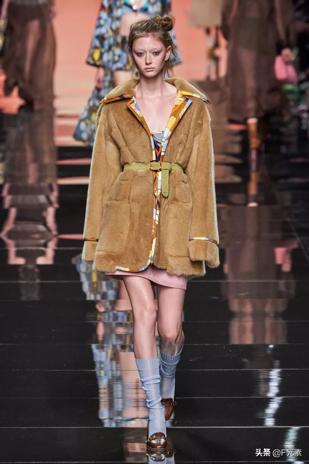 芬迪皮草中古,芬迪皮草经典款式是什么颜色的呢