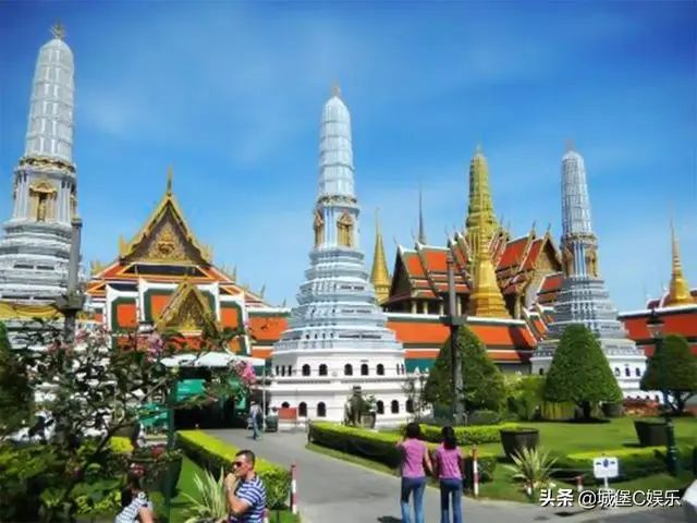 同为皇家卫队，同是意外晕倒，泰王室的处理与英王室却截然不同