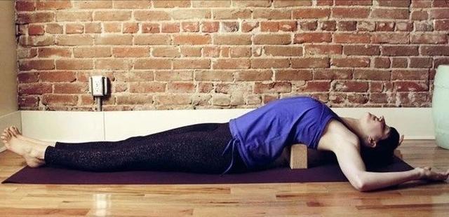 瑜伽轮式的练习方法,瑜伽轮式站不起来了