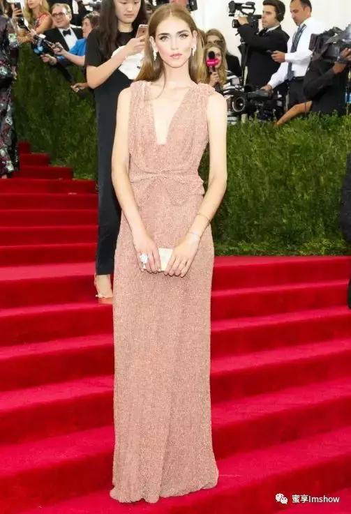 从法律系学生到宇宙时尚博主,Chiara做了些什么?