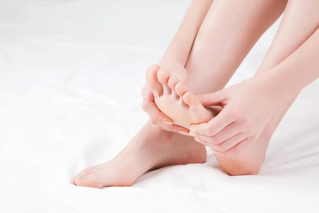 拉足背能拉开哪四条经络,足上疏通经络