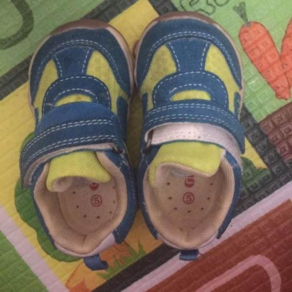 保护孩子脚选什么鞋子,宝宝穿什么鞋子不伤害脚部