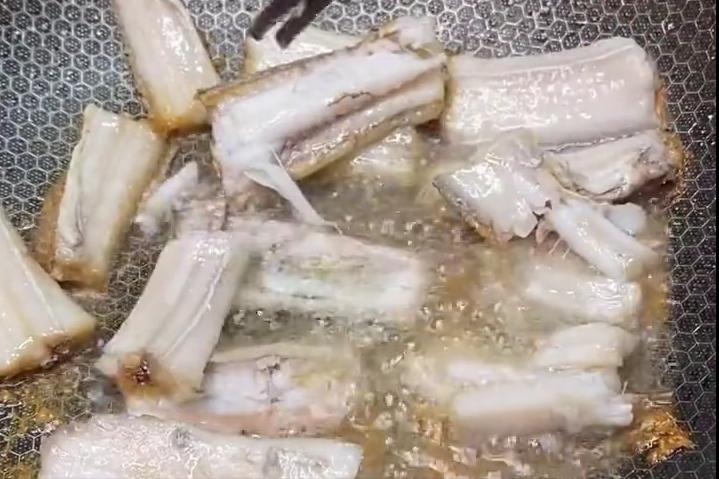 怎么煎鱼不粘锅不掉皮不会碎视频,煎鱼不粘锅不掉皮的小妙招是什么