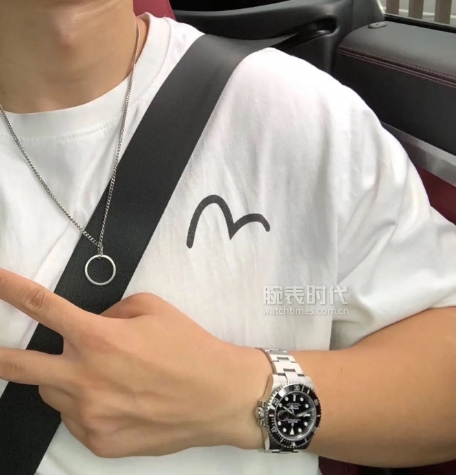 网友晒自己微信好友数量,网友晒1300手表