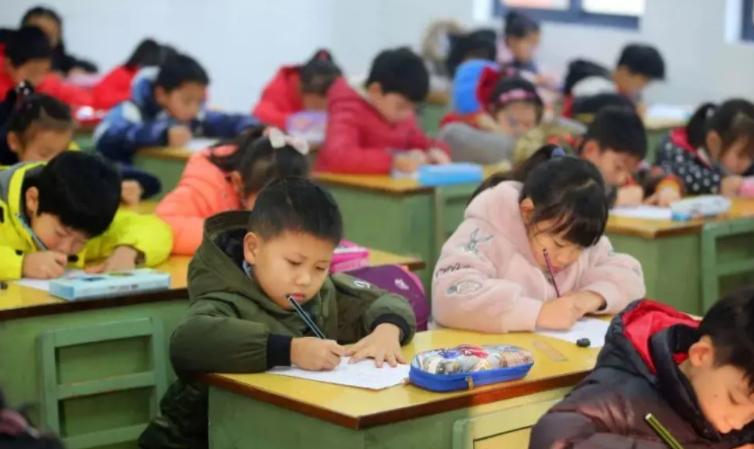 校服2300元被家长抱怨原视频,校方回应校服超4000元是真的吗