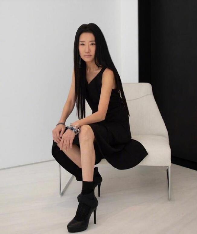 “婚纱女王”王微微近照曝光,年过七旬保养得当,身材纤细似少女