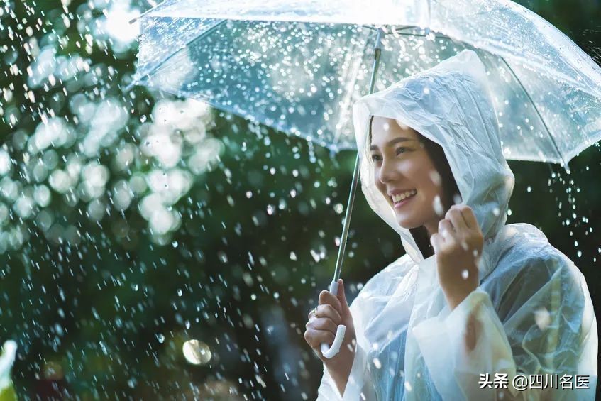 女子戴口罩长红疹,姑娘摘下口罩