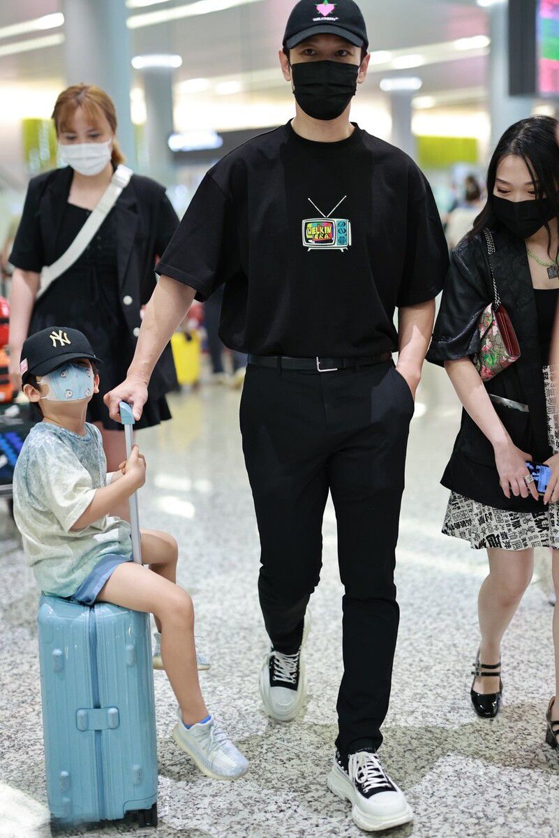 黄晓明带儿子现身机场同款,黄晓明极限挑战厚底鞋