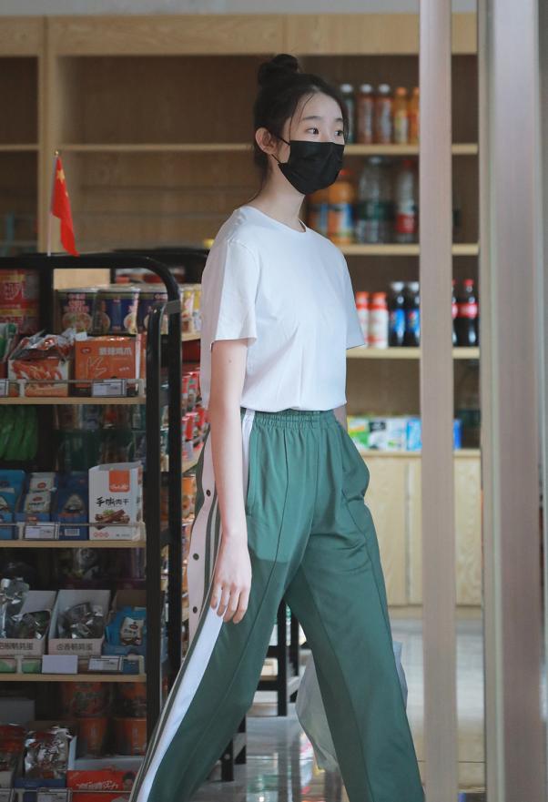 夏天穿AJ太捂脚？张艺凡带火了匡威“潮流穿法”，结果成00后最爱