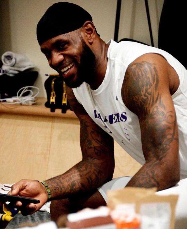 NBA淘宝指南:詹皇的wifi卡、格林的口气清新剂和谁的保温杯枸杞