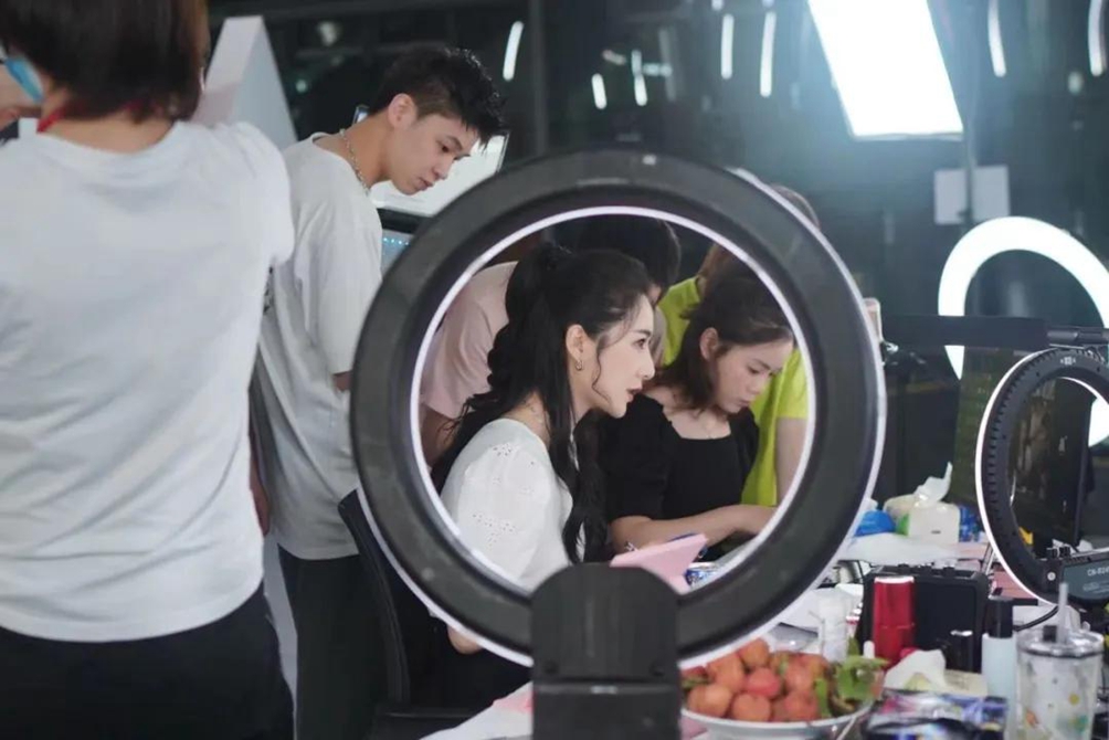 从北漂导购到直播女王，薇娅告诉我们，人生就是用来改变的