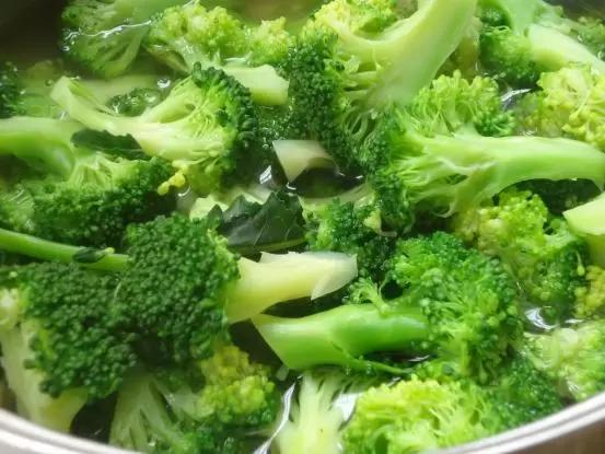 西兰花怎么炒好吃用焯水几分钟,虾仁炒西兰花用焯水吗