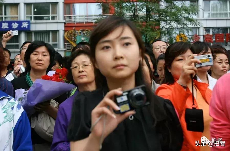 令人泪目的99张照片高考,高考家长等待图片