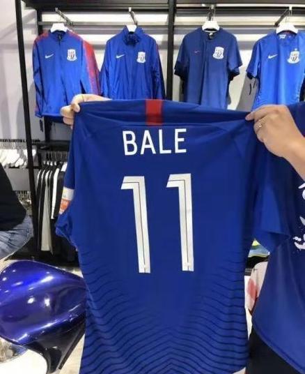 输的心服口服!申花球迷穿贝尔11号球衣提气恒大球迷喊申花加油