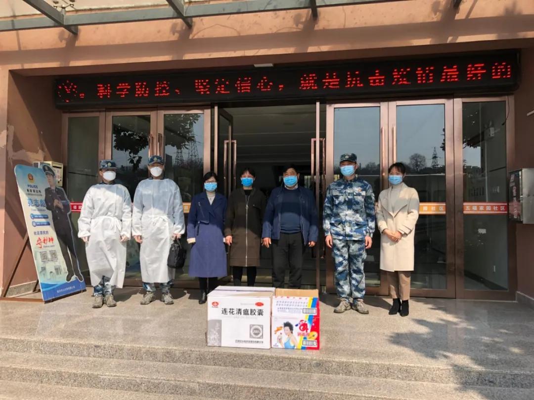 他一直都在诗歌,她一直都在作文600字