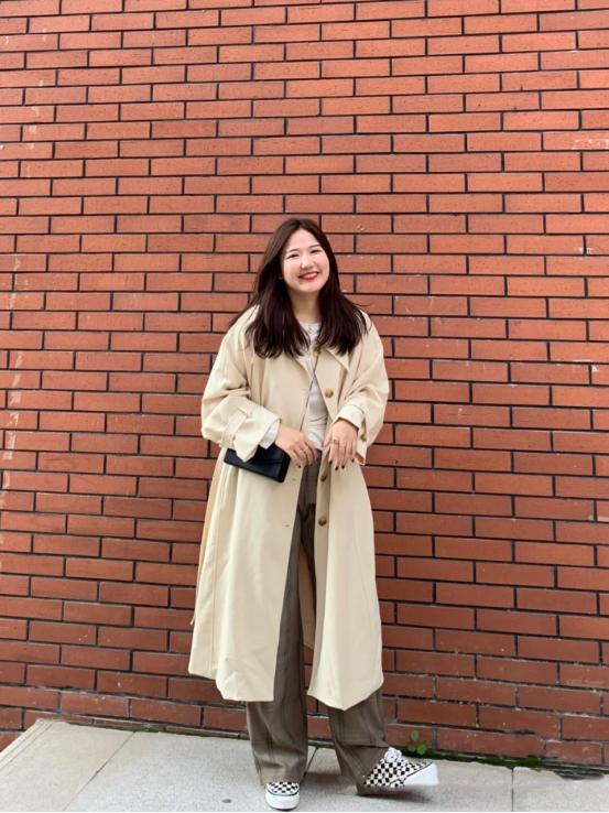 大码显瘦春季长款风衣搭配,时尚长款风衣搭新款牛仔裤