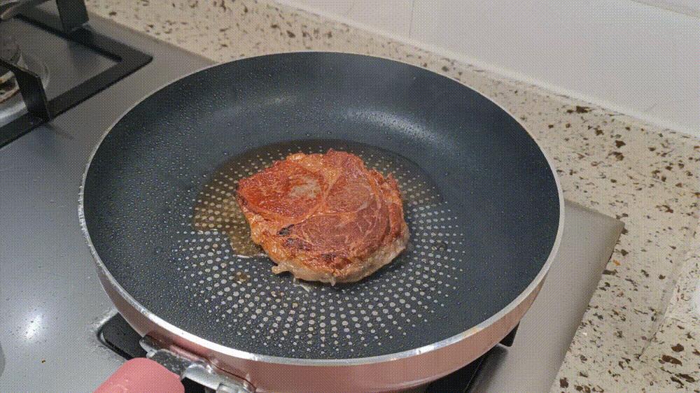 据说这个煎锅能聚油还超好用！——苏泊尔火红点聚油煎锅使用评测