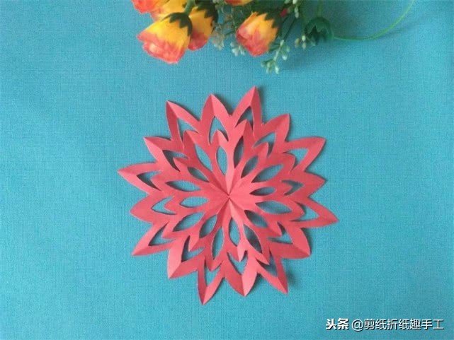 手工剪纸窗花教程春字窗花,窗花剪纸教程简单又漂亮花