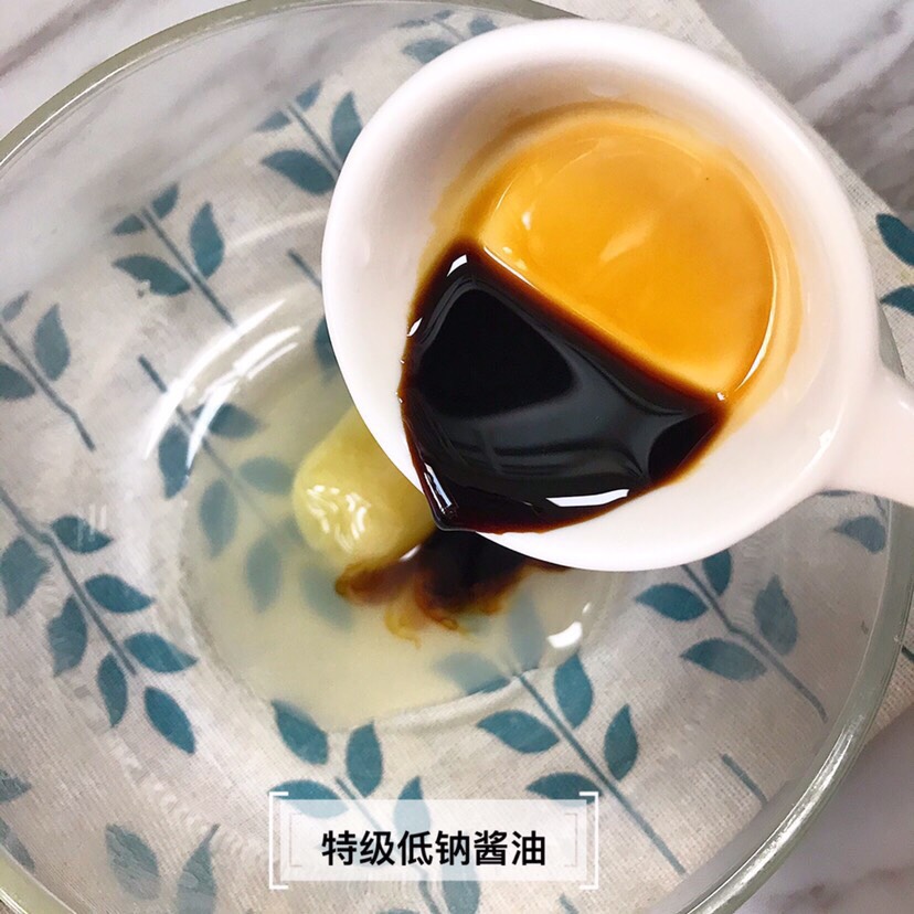 鸡胸肉加淀粉不糊锅,鸡胸肉里加一点猪肉