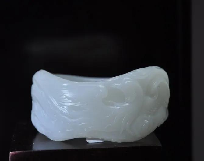 玩玉入门须知,羊脂玉鉴别用摩擦吸纸的方法