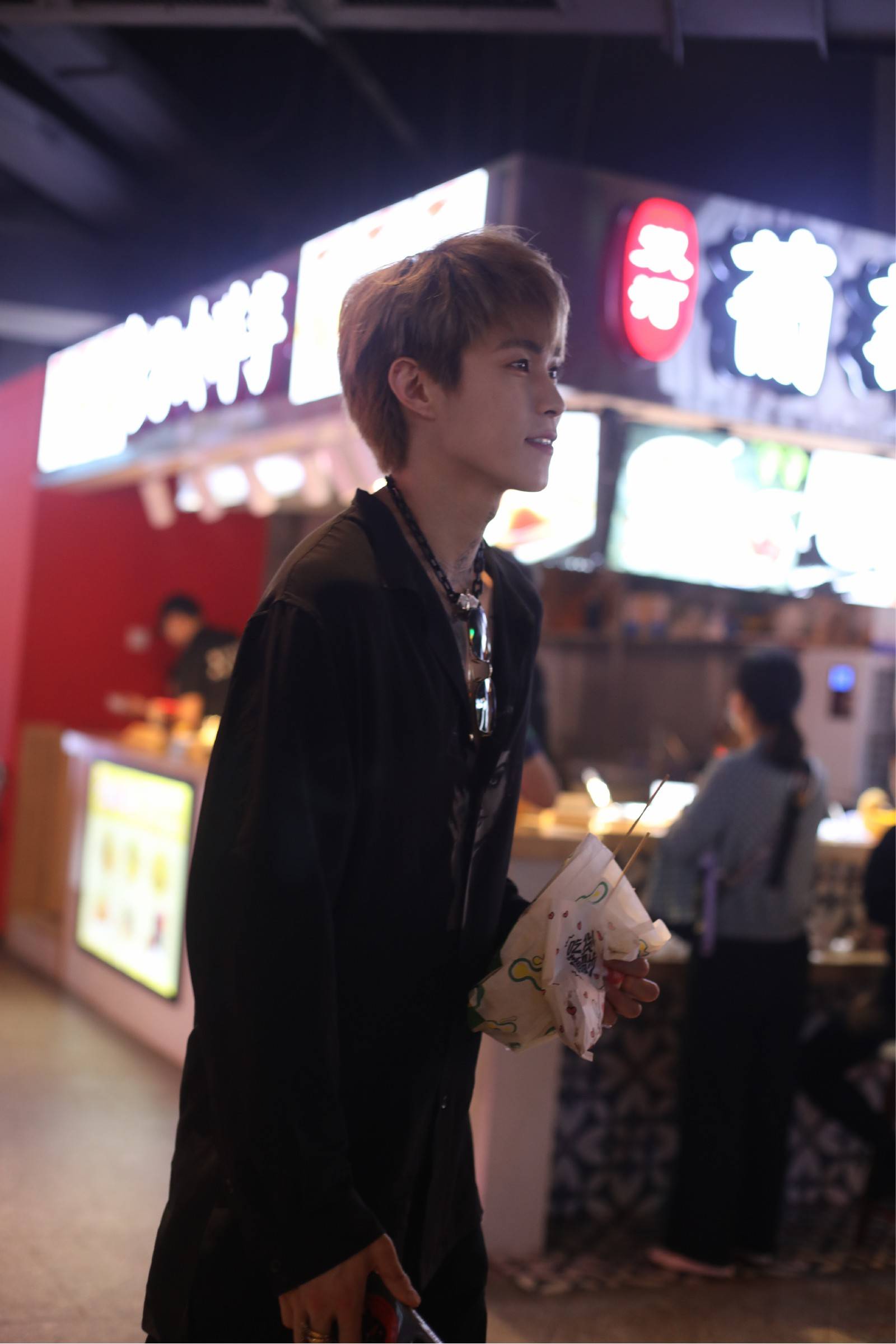 五一重庆路人偶遇岳岳雀食府时光打卡重返80年代