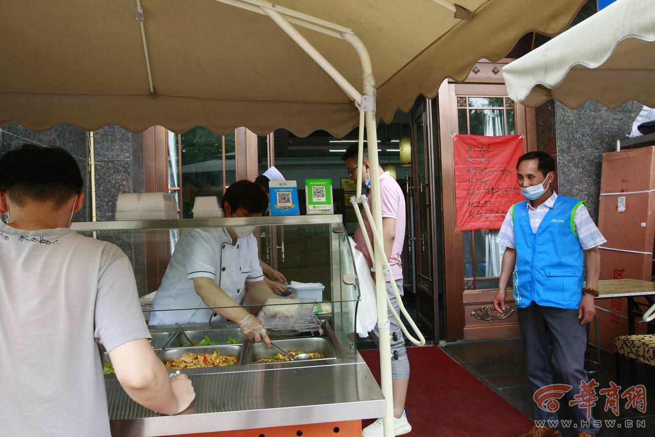 陕西一饺子馆暖心告示走红,西安包饺子馆告示