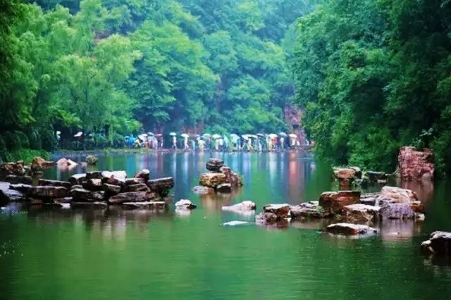 旅行遇到下雨只好呆在房间,下雨天最好的旅行方式