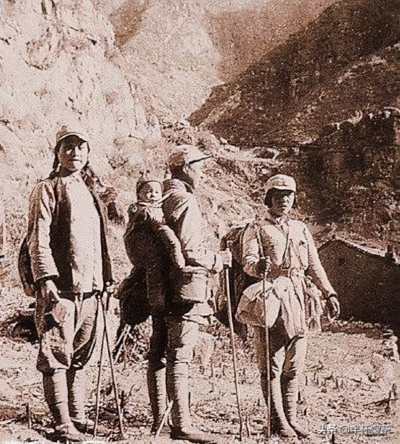 「说谍」战火青春,新四军少女电台力挽狂澜,真女兵绝不搔首弄姿