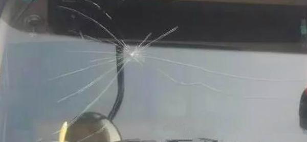 glc挡风玻璃被石子崩了如何修复,汽车挡风玻璃破点如何处理