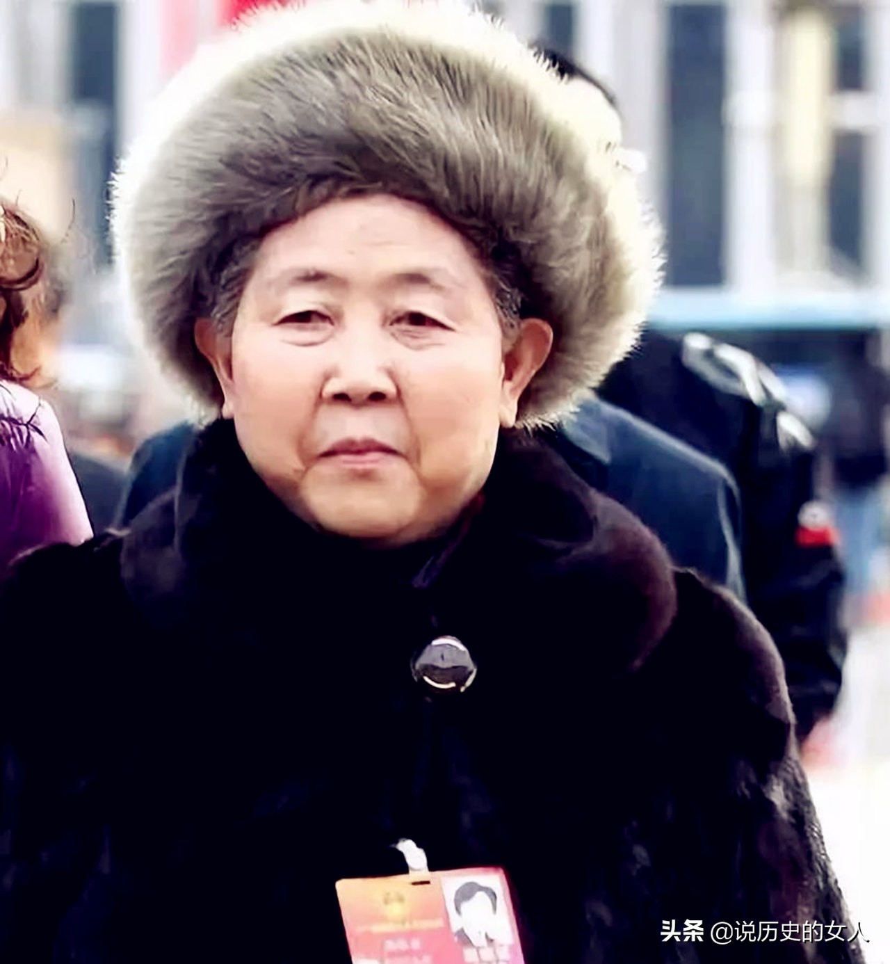 她28岁丧夫，摆过地摊抡过铁锤，做麻辣酱挣百亿资产，被誉教母