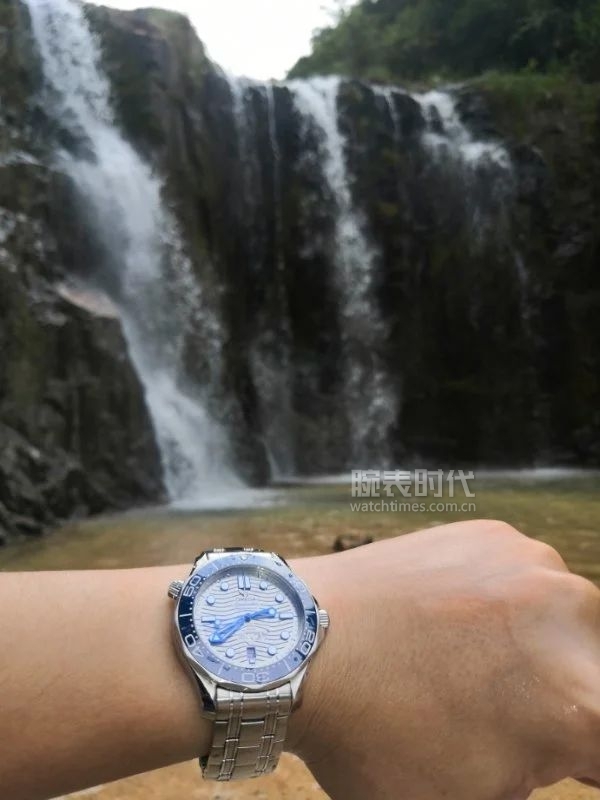 网友晒自己微信好友数量,网友晒1300手表