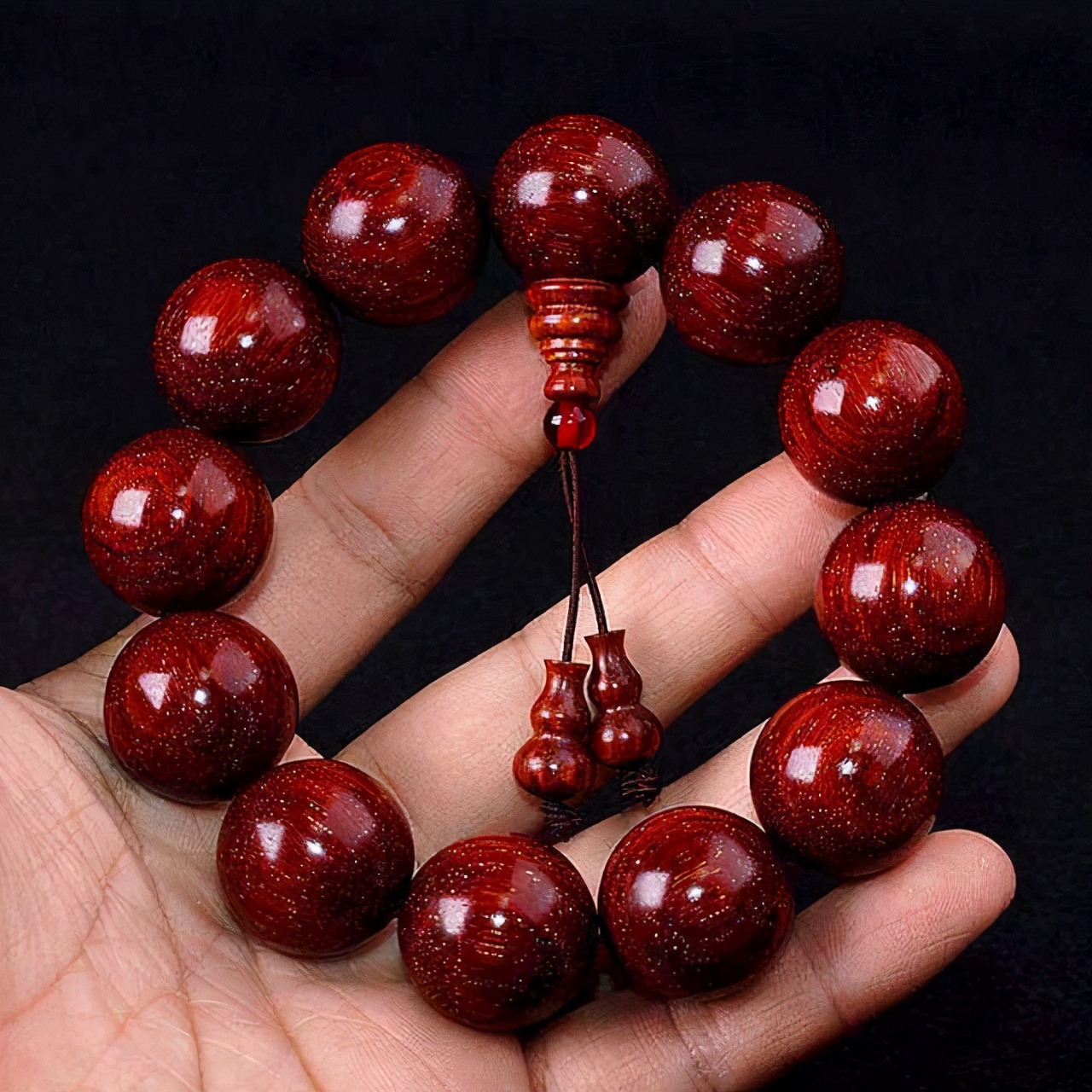 柏木手串盘玩用不用手套,沉香手串要盘玩多久可以包浆