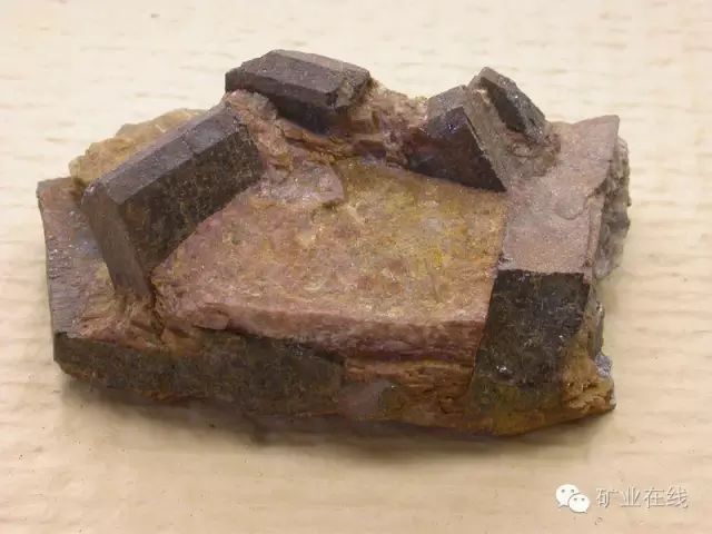 常见的矿物岩石有哪些,4种最常见于岩石里的矿物