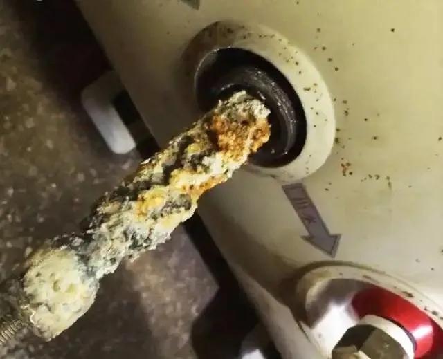 热水器镁棒的位置漏水漏电怎么办,电热水器换镁棒污垢太多会漏电吗