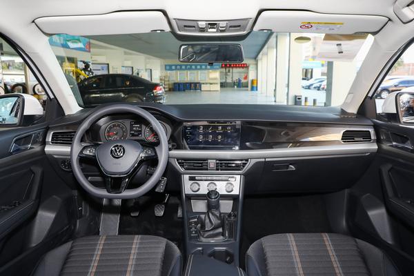 大众朗逸带有家族风格,搭载1.4T和1.5L,车身造型稳重