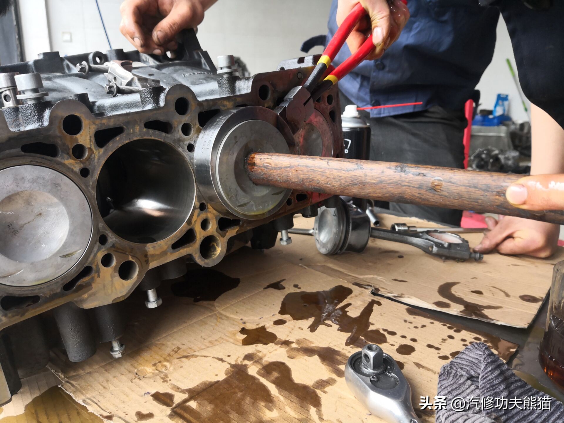 10年奥迪a6l2.0t烧机油维修,奥迪a6l2.0t烧机油吗