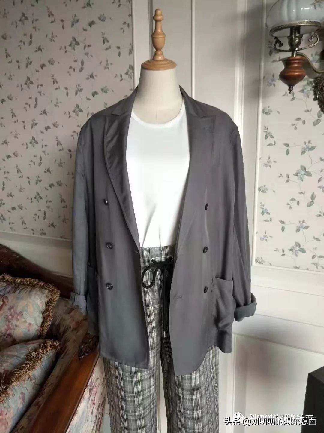 白t穿搭高级感西装,今年超级火的白t加西装外套