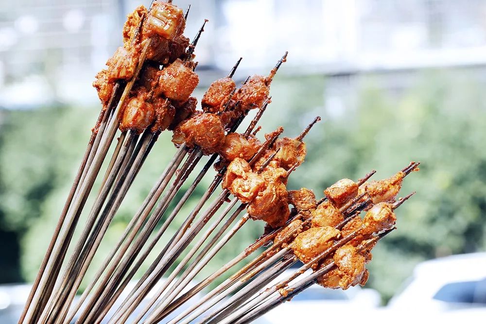 重庆的串串凭着份量实在的资格串味儿在南充开业至今打卡到上瘾!