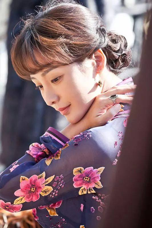 柳岩穿白色蕾丝旗袍的照片,柳岩真的很美吗