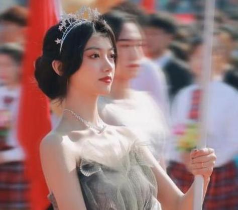 又一行走的招生简章火了，运动会举牌女生刷屏，可网友不买账