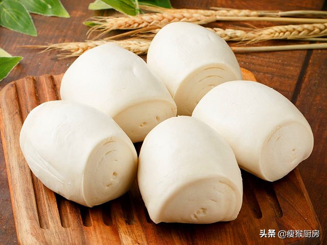 馒头发硬是酵母放少了吗,如何用酵母粉蒸馒头不塌陷不回缩