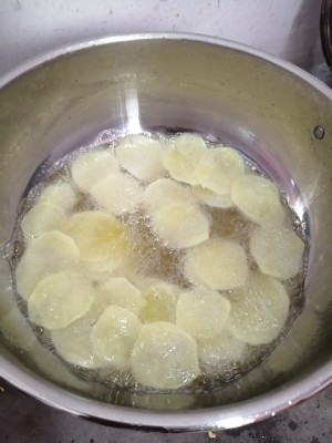 自制炸薯片变酸了,怎样炸薯片才能把薯片炸得嘎嘣脆