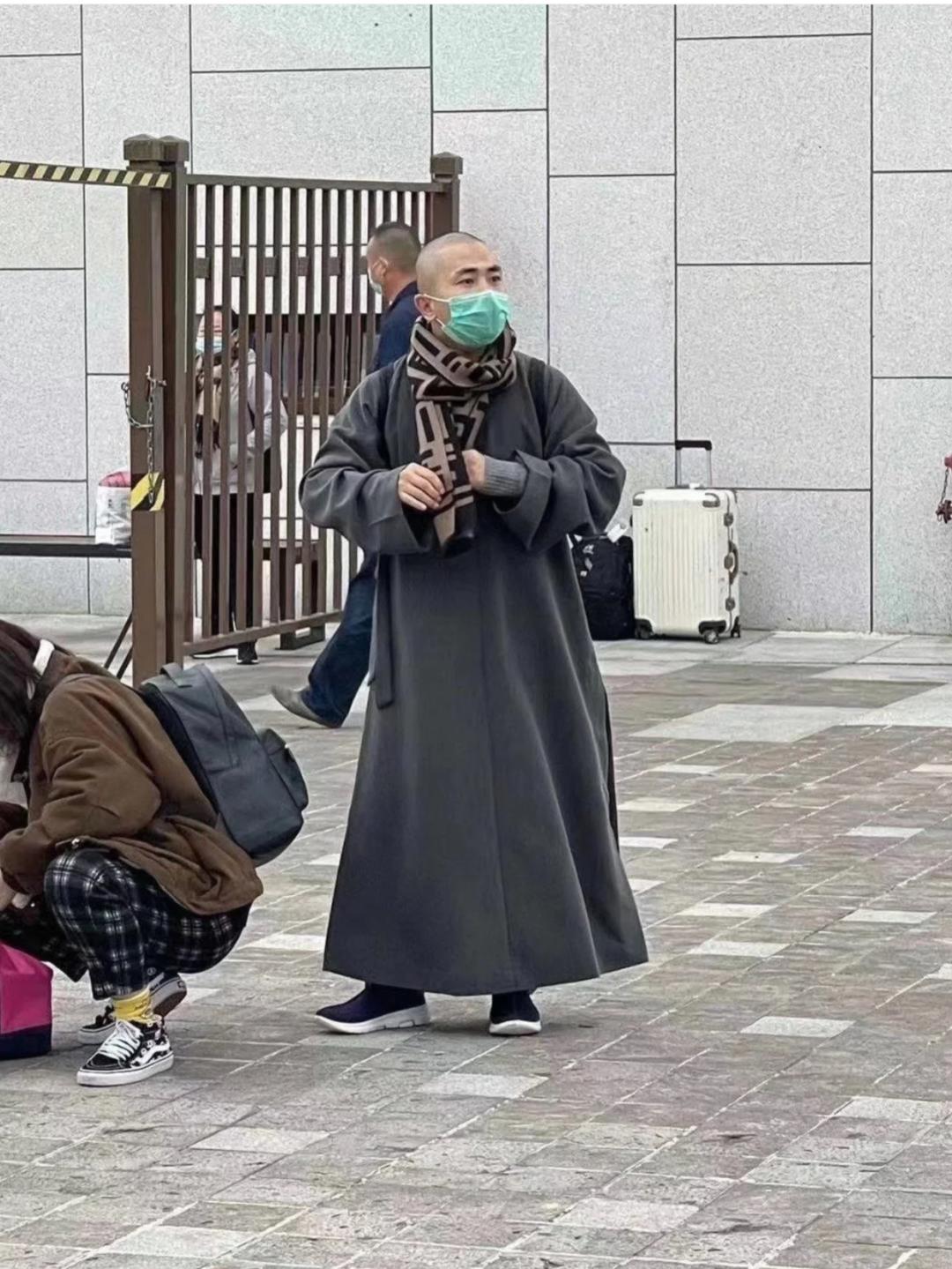 “别踩那个地铁女孩,她脖子上的Fendi要7000”